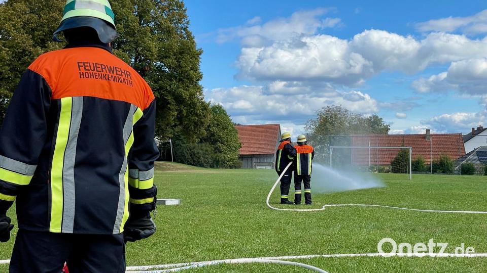 Perfekter Löschaufbau der Ü40 aus Hohenkemnath. Bild: brü