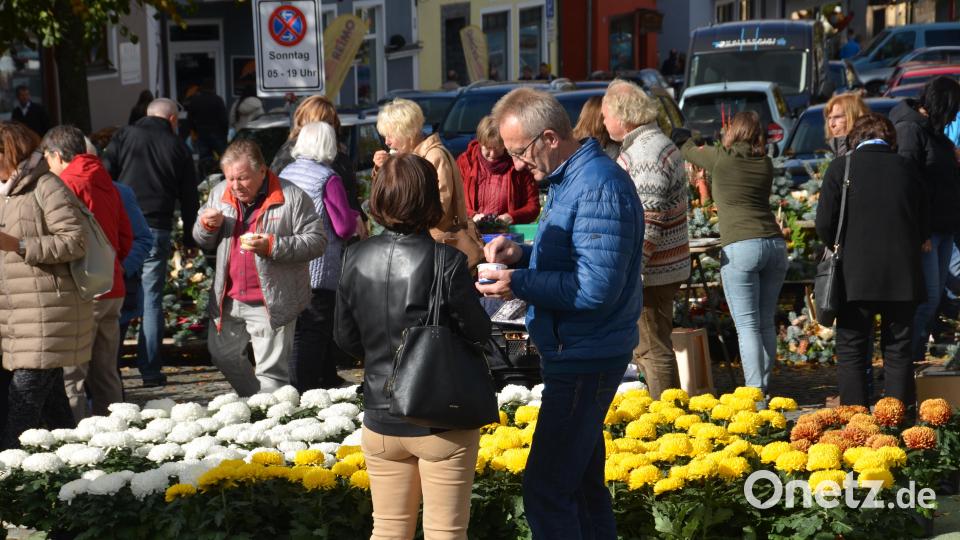 Mächtig was los, war in diesem Jahr beim Kirchweihmarkt in Vohenstrauß. Die Leute haben wieder Lust durch die Stände zu Bummeln oder mit guten Bekannten ins Gespräch zu kommen und sich dazwischen so manche Köstlichkeiten schmecken zu lassen. Bild: dob