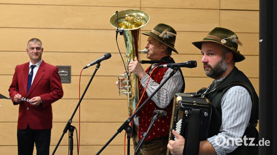 Mit viel Humor begleiteten "Die zwoa Schneidig'n" den Festabend, die Vorsitzender Dietmar Schaller dafür verpflichten konnte. Bild: kki