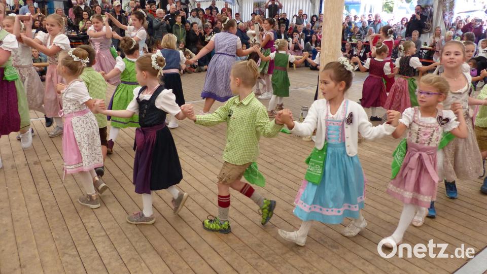 Viele Tänze konnten die zahlreichen Besucher der Weiherhammerer Kirwa am Sonntag bestaunen. Bild: hme
