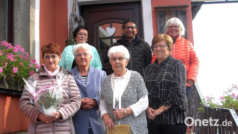 Bei der Jahreshauptversammlung des Frauen- und Müttervereins Fuchsmühl standen auch die Mitgliederehrungen an. Gewürdigt wurde unter anderem Helga Birner (vorne, Zweite von links), die seit 60 Jahren dabei ist.
