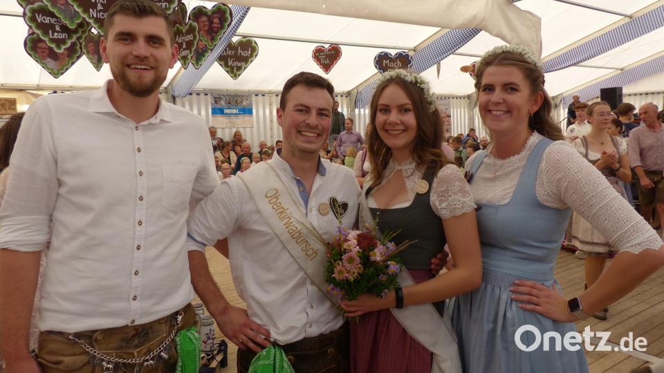 Marie und Peter (in der Mitte) sind das neue Oberkirwapaar. Sie lösen Luisa und Marco (außen) ab. Bild: hme