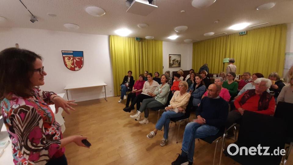 Ulrike Vollath (links) liest aus fünf neuen Büchern vor und macht den Zuhörern Appetit auf mehr. Bild: ise