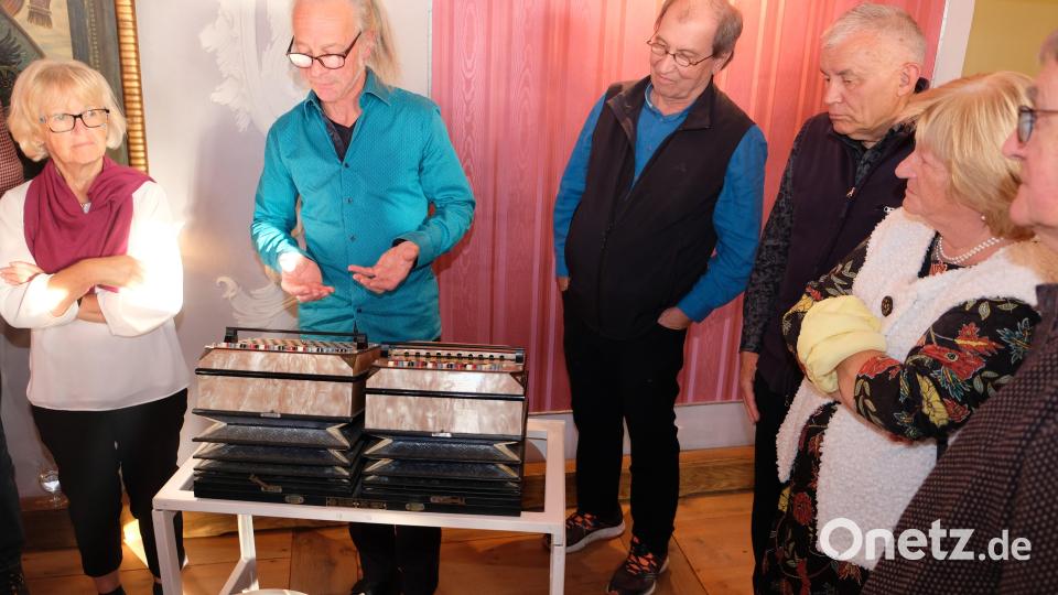 Interessiert zeigen sich viele Besucher von der schon fast in Vergessenheit geratenen Symphonetta. Bereitwillig erklärte der Solist die Spielweise des einzigartigen Instruments. Die akkordeonähnliche Harmonika war noch bis in die 1930er Jahre populär. Bild: do