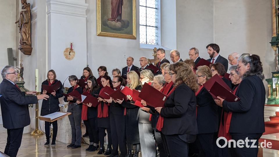 Der gastgebende Kirchenchor St. Wenzeslaus mit Chorleiter und Dirigent Hubert Reimer. Bild: eib