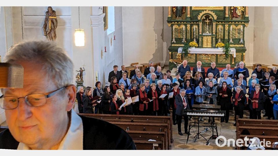Die Zuhörer sind vom Konzert in St. Wenzeslaus begeistert. Im Bild Professor Norbert Düchtel an der Orgel, die Chorgemeinschaft aus Mittelfranken und der Kirchenchor Schönsee. Bild: eib