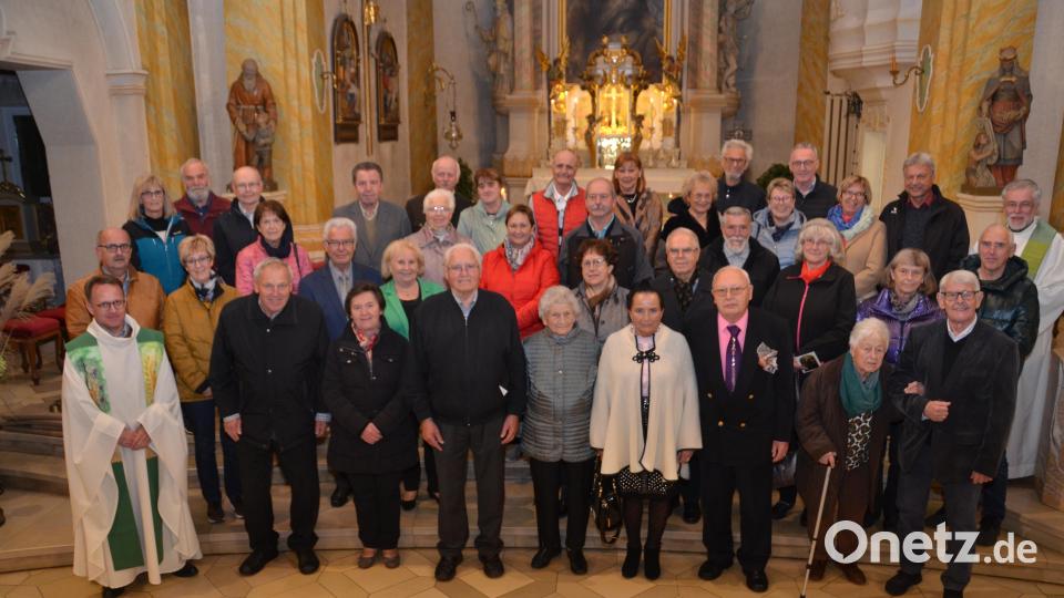 Diese Ehepaare gehen seit 40, 50 und 60 Jahren gemeinsam durchs Leben mit Höhen und Tiefen. Dekan Alexander Hösl (links) und Pfarrer Edmund Prechtl aus Pressath (rechts) segneten die Jubelpaare. Bild: dob