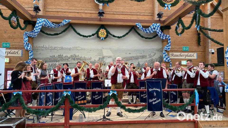 Eine Nummer &quot;kleiner&quot; gings auf der Oidn Wiesn zu. Da lauschten 5000 Gäste der Blaskapelle Kirchenthumbach. Bild: Blaskapelle Kirchenthumbach