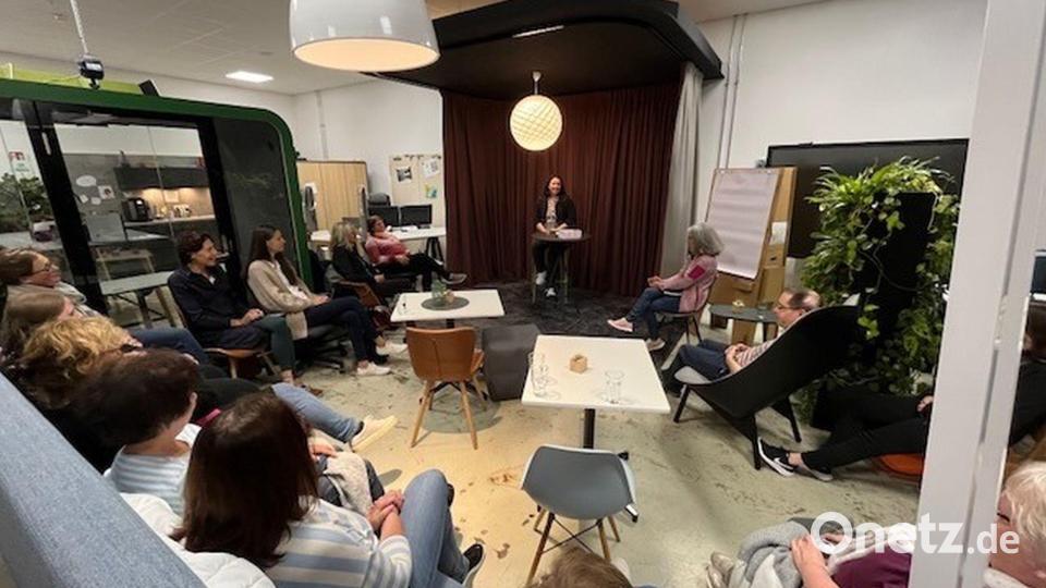 Zur Lesung war Autorin Tanja Franz ins Coworking nach Kemnath gekommen. Bild: Coworkkem/exb