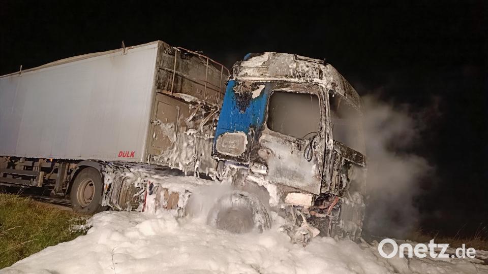 Bei Poppenreuth bei Mähring ist am Montagabend ein Lastwagen ausgebrannt. Bild: nic