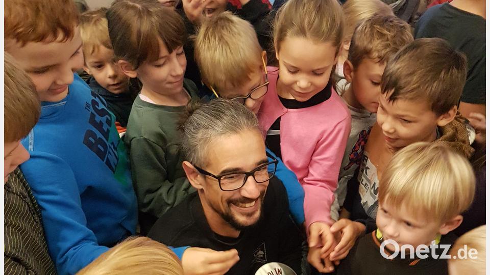 Andy Fachtan begeisterte die Kinder in der Grundschule Waldsassen. Bild: Kerstin Münchmeier/exb