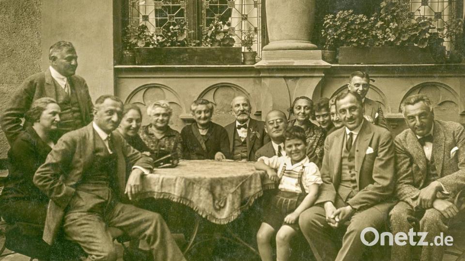 Familie Kupfer im Garten der Kupfer-Villa in der heutigen Bahnhofstraße. Besonders makaber: Nach der „Arisierung“ richtete die NSDAP im Haus des jüdischen Kommerzienrates die Kreisleitung ein. Otto Kupfer (rechts) starb in Theresienstadt 1942. Weitere acht seiner Geschwister starben durch die NS-Herrschaft. Bild: Archiv Peter Kupfer