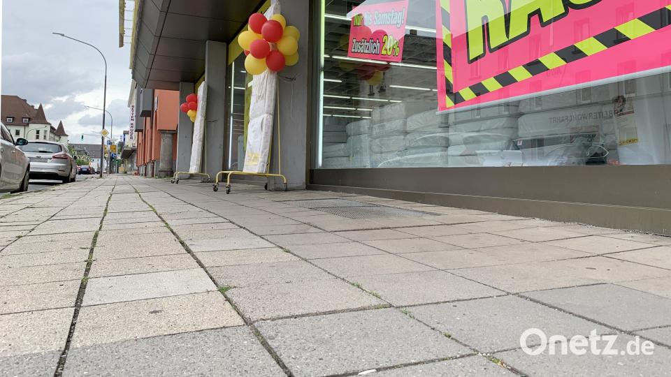 Weiden bekommt seine ersten Stolpersteine, wie es sie in Amberg, Schwandorf und Regensburg schon gibt. Gelegt werden die quadratischen Messingsteine mit Inschrift vor dem Matratzenlager in der Bahnhofstraße 33. Das frühere Anwesen, die „Kupfer-Villa“, wurde zum Kriegsende von Bomben zerstört. Bil Bild: Gabi Schönberger