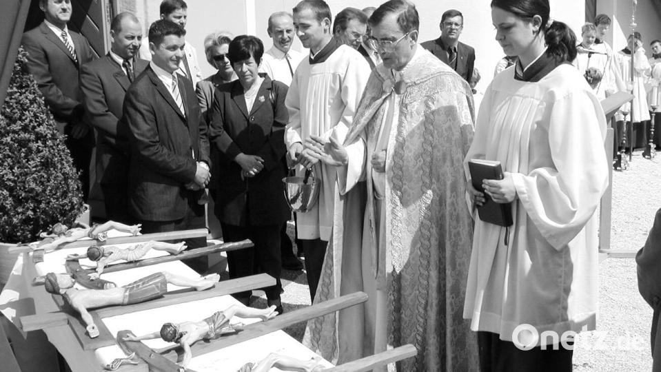 Abschluss der Schlosssanierung mit dem kirchlichen Segen von Pfarrer Georg Braun (+). Bild: Archiv Popp
