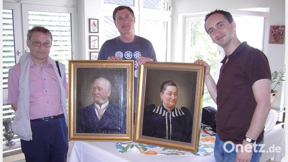 NT-Redakteurin Inge Wirtz-Roegner verhalf der Familie (in der Mitte Peter Kupfer) 2007, zwei Portraits der Großeltern wieder zu erhalten. Bild: Inge Wirtz-Roegner