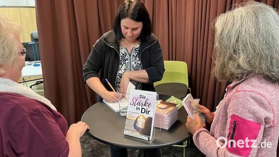 Tanja Franz (Mitte) signierte nach der Lesung aus ihrem Buch auch einige ihrer Werke. Bild: Coworkkem/exb
