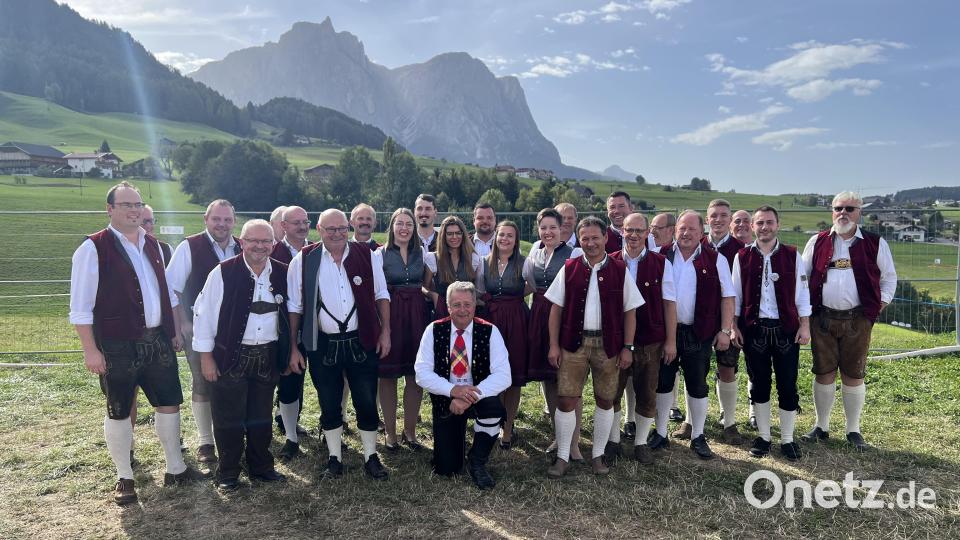 Vorm wunderschönen Alpenpanorama machte die Blaskapelle Kirchenthumbach ein Foto mit Norbert Rier, dem Sänger der Kastelruther Spatzen. Bild: Blaskapelle Kirchenthumbach