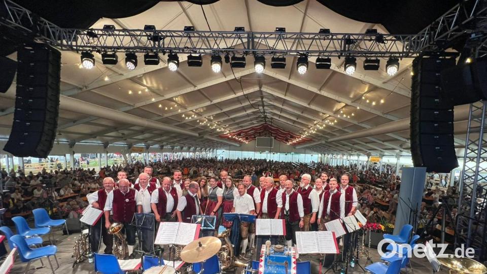Die Ruhe vor dem Sturm: Vor 10000 Besuchern spielt die Blaskapelle Kirchenthumbach am Kastelruther Spatzenfest. Bild: Blaskapelle Kirchenthumbach