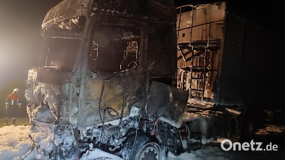 Bei Poppenreuth bei Mähring ist am Montagabend ein Lastwagen ausgebrannt. Bild: nic