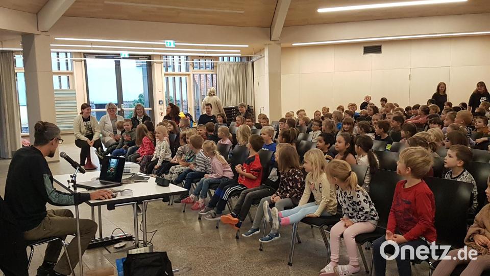 120 Kinder waren bei der Autorenlesung mit Andy Fachtan in der Aula der Grundschule Waldsassen dabei. Bild: Kerstin Münchmeier/exb