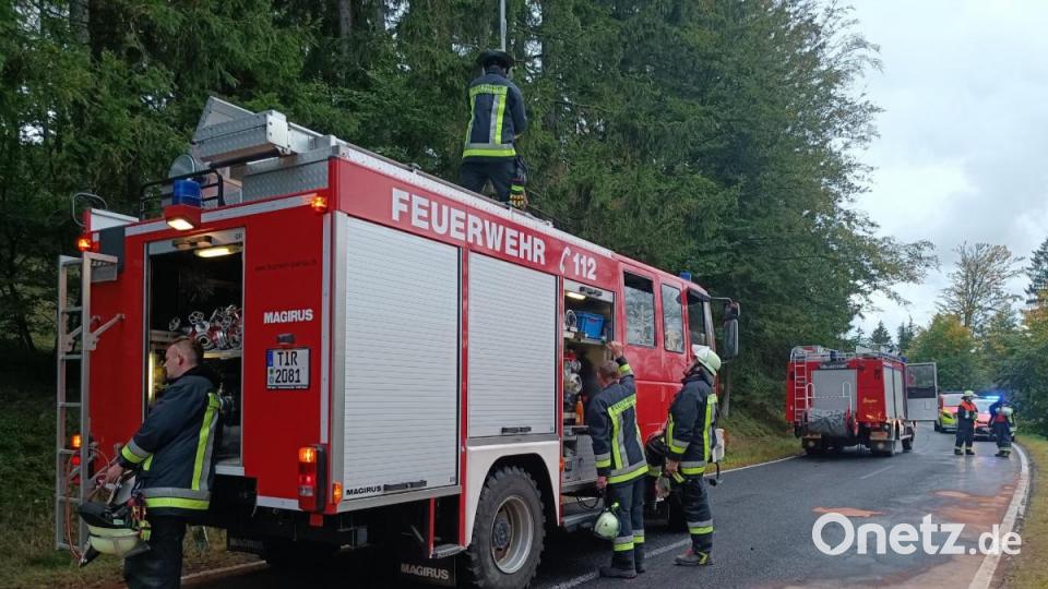 Die Feuerwehr band ausgelaufenen Kraftstoff auf der Fahrbahn und richtete eine Umleitung ein. Bild: Peter Nickl
