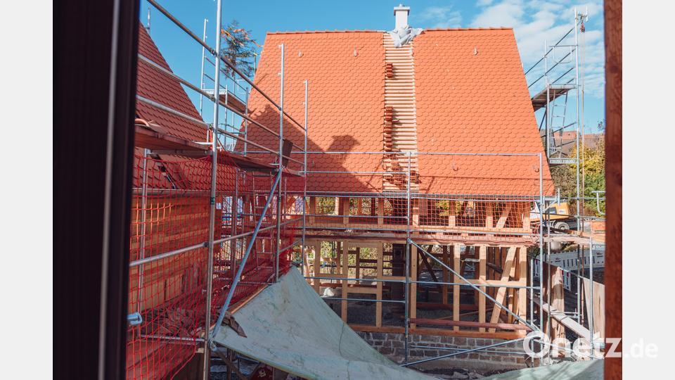 Der Blick auf &quot;Haus A&quot; des Naturdorfs. Es ist das vierte und letzte, das nun errichtet wurde. Bild: Susanne Forster