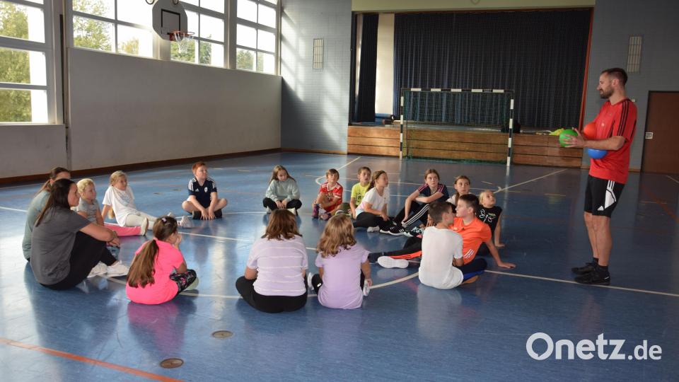 Roman Klos (stehend) erklärt die einzelnen Spiele. Bild: fla