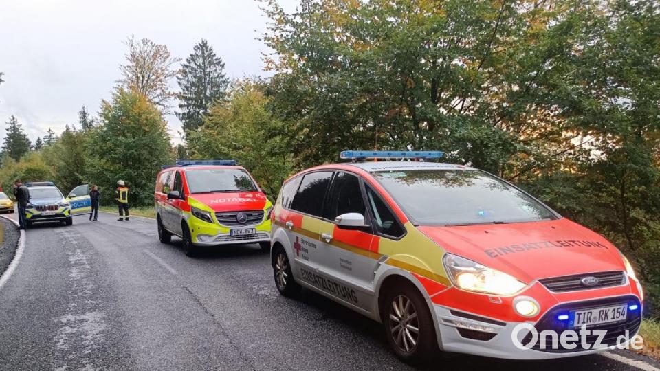 Auf der schmalen Straße zwischen Bärnau und Griesbach kam es zu einem Frontalzusammenstoß. Eine Frau wurde dabei tödlich verletzt. Ein Großaufgebot an Helfern war zur Unfallstelle geeilt. Bild: Peter Nickl