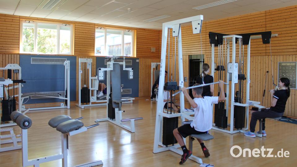 Auch den schuleigenen Konditionsraum konnten die Schüler und Schülerinnen am Projekttag unter Anleitung nutzen. Bild: Hermann Daubenmerkl, RTO/exb