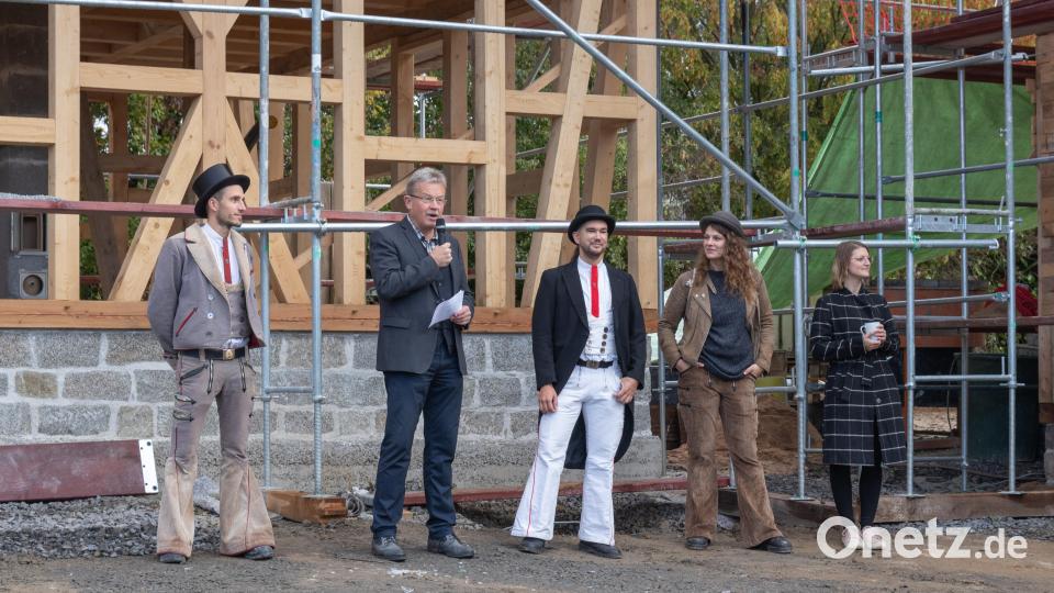 Die drei Bauleiter Andreas Mann (links), Lukas Ritter (Mitte) und Marlène Dorbach (Zweite von rechts) mit den beiden Naturdorf-Geschäftsführern Ilona Hunsperger (rechts) und Alfred Wolf. Bild: Susanne Forster