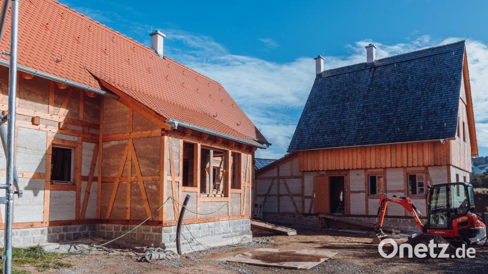 Im Gebäude &quot;Haus D&quot; (rechts) sind bereits Fenster mit Glas von der Glashütte Lamberts in Waldsassen verbaut. Bild: Susanne Forster