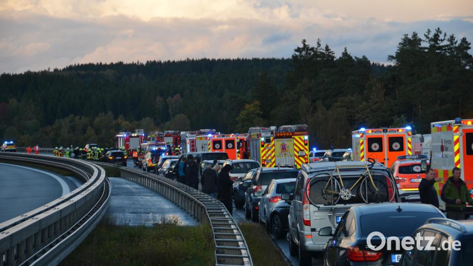 In Fahrtrichtung Tschechien hat sich am Sonntag gegen 17.30 Uhr ein schwerer Verkehrsunfall ereignet. Zu dieser Zeit ging ein kräftiger Hagelschauer in der Region nieder und die Temperaturen stürzten bis auf 2 Grad Celsius ab. Bild: dob