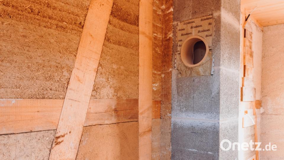 Grundsätzlich sind die Naturodorf-Häuser betonfrei. Nur im Schornstein ist Beton verbaut – aufgrund von Bauvorschriften. Bild: Susanne Forster
