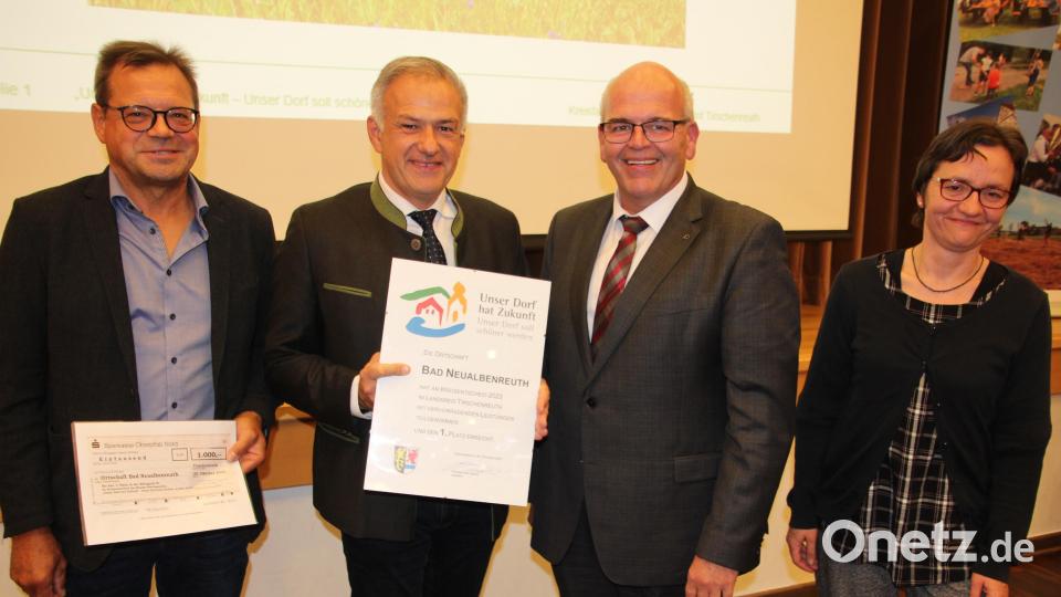 Kreisfachberater Harald Schlöger, Landrat Roland Grillmeier, Klaus Meyer und Kreisfachberaterin Manuela Pappenberger (von links) bei der Scheckübergabe in Bad Neualbenreuth. Bild: kro