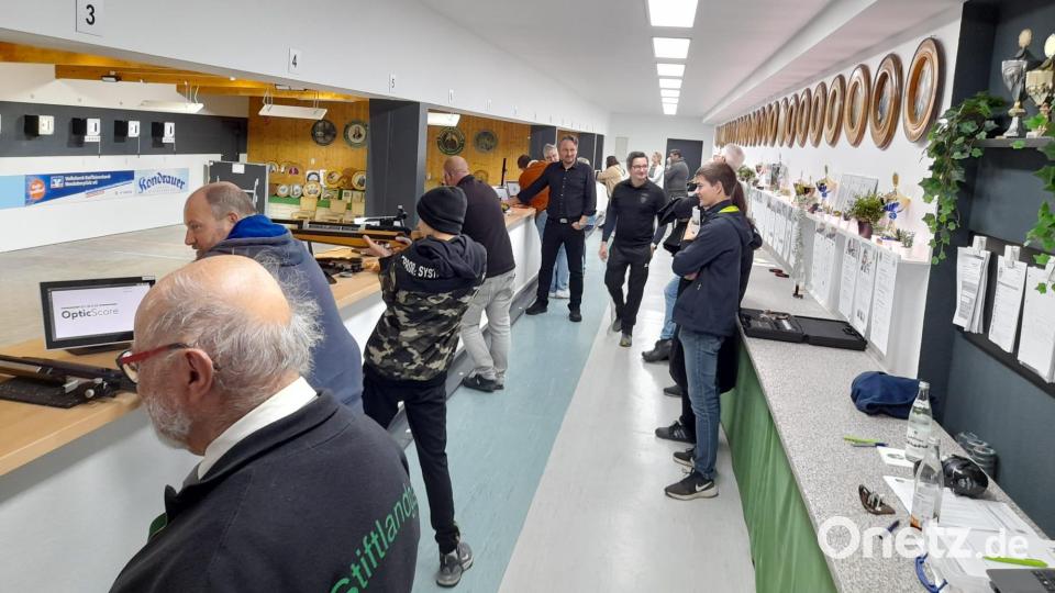 Einen besonderen Aktionstag hatte die Königlich-privilegierte Schützengesellschaft Waldsassen auf ihrer Anlage angeboten. Die Möglichkeit, sich auf den digitalen Schießständen auszuprobieren, wurde teils von ganzen Familienverbänden genutzt. Bild: Königlich-privilegierte Schützengesellschaft/exb