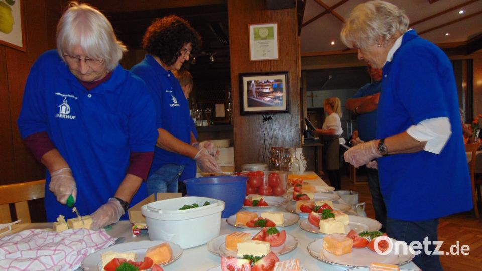 Über 60 schmackhafte Brotzeitteller bereiten die Siedlerdamen in kürzester Zeit für die Gäste vor Bild: fnk