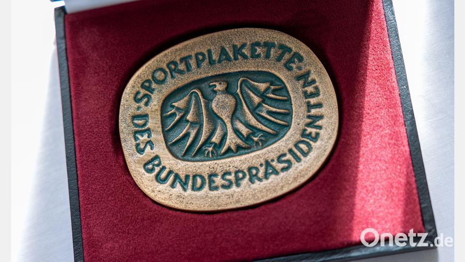 Diese edle Sportplakette dürfen die beiden Fußballclubs aus der Oberpfalz nun ihr Eigen nennen. Bild: exb/Alexandra Beier
