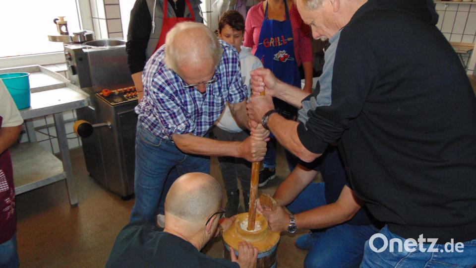 Aus Rahm die schmackhafte Butter herzustellen, ist eine Arbeit, bei der einiger Schweiß fließt. Bild: fnk