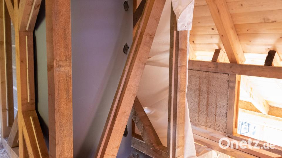 Der Pufferspeicher reicht bis in das Obergeschoss. Bild: Susanne Forster