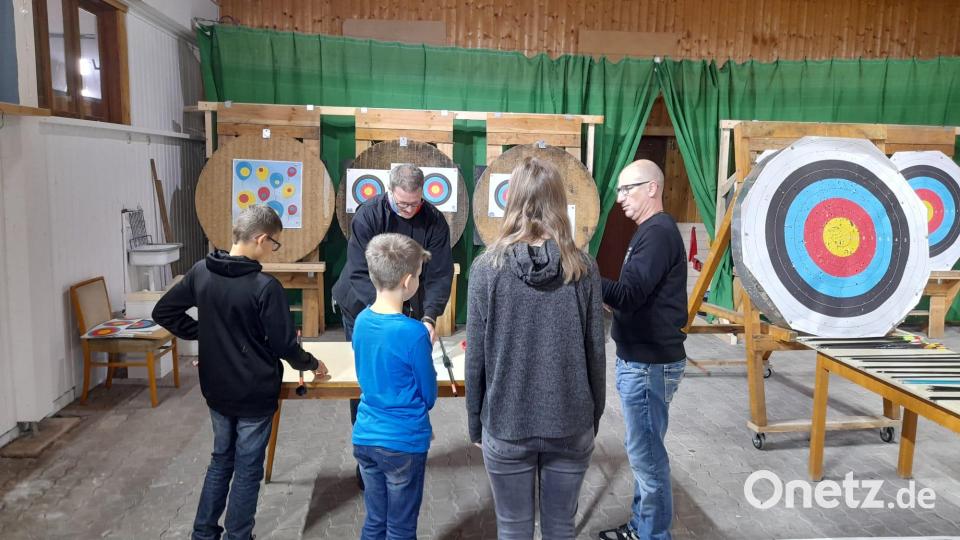 Auch das Bogenschießen durften die Gäste beim Aktionstag der Schützen in Waldsassen ausprobieren. Bild: Königlich-privilegierte Schützengesellschaft/exb