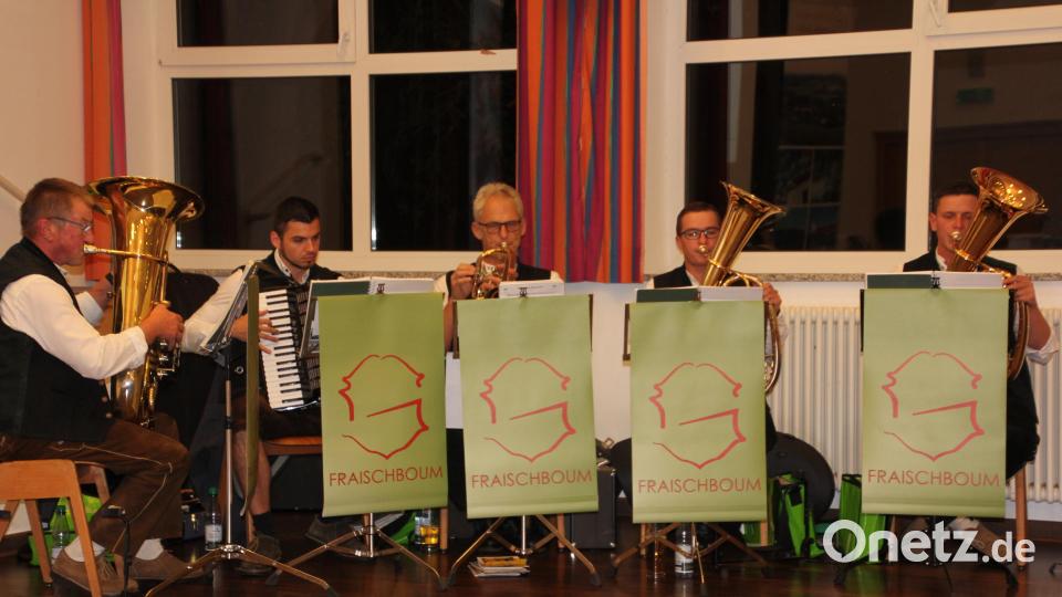 Die &quot;Fraischboum&quot; begleiteten die Feierstunde im Tillensaal musikalisch. Bild: kro