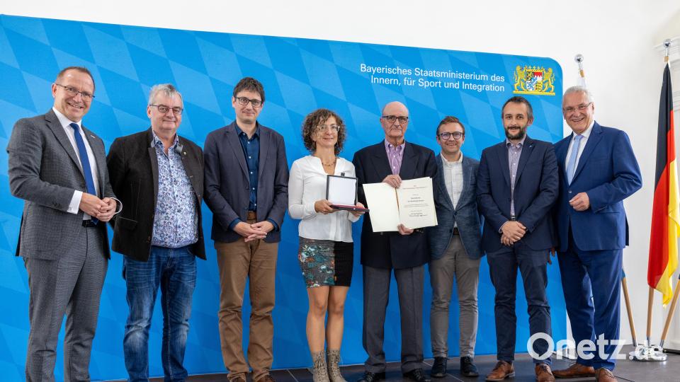 Innen- und Sportminister Joachim Herrmann (rechts) überreicht die Sportplakette des Bundespräsidenten an die SpVgg-Funktionäre aus Vohenstrauß, darunter die Vorsitzenden Uli Münchmeier (Dritter von links) und die Stellvertreter Thomas Groß (Vierter von rechts) und Rainer Gebert (Zweiter von links). Dabei war auch BLSV-Präsident Jörg Ammon (links). Bild: exb/Alexandra Beier