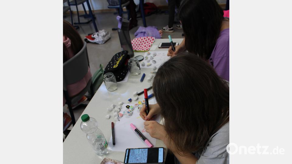 Eine künstlerische Betätigung fördert Entspannung und Ablenkung vom strapaziösen Schulalltag. Bild: Hermann Daubenmerkl, RTO/exb