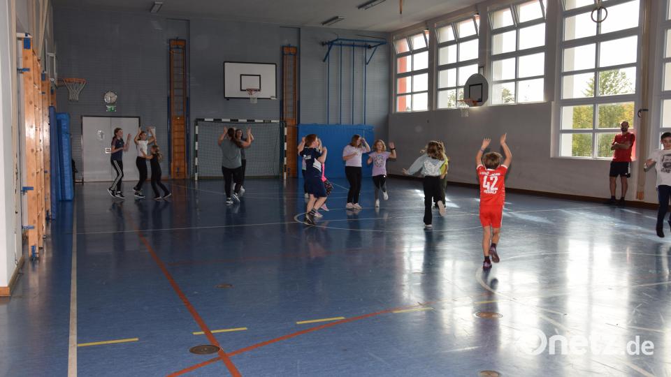 Zunächst wärmen sich alle Kinder ordentlich auf. Bild: fla
