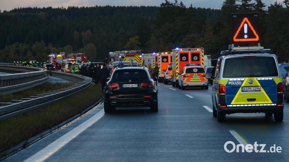 In Fahrtrichtung Tschechien hat sich am Sonntag gegen 17.30 Uhr ein schwerer Verkehrsunfall ereignet. Zu dieser Zeit ging ein kräftiger Hagelschauer in der Region nieder, und die Temperaturen stürzten bis auf 2 Grad Celsius ab. Bild: dob