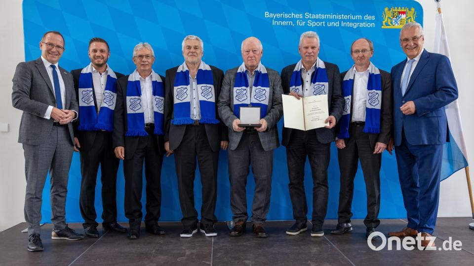 Die Schirmitzer Funktionäre freuen sich über die Auszeichnung des Innen- und Sportministers Joachim Herrmann (rechts). Bürgermeister Ernst Lenk und Altbürgermeister sowie Ehrenmitglied Karl Balk (Zweiter und Dritter von links) sind genauso stolz wie Vorsitzender Siegfried Pautsch (Vierter von rechts) und 2. Vorsitzender Reinhard Herrmann (Dritter von rechts). Bild: exb/Alexandra Beier