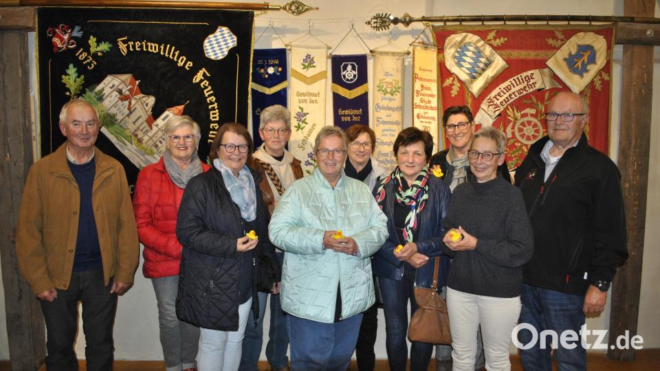 Die Festdamen der Hundertjahrfeier 1973 mitsamt Fahnenjunker, v. l. Fahnenbegleiter Richard Dickert, Maria Kraus (geb. Leitl), Anita Hartmann(geb. Reiß), Johanna Häusler (geb. Weich), Ursula Reiß (geb. Niebler), Anna Prösl (geb. Dickert), Luise Nittke (geb. Horst), Inge Daller (geb. Schorner), die damalige Fahnenbraut Sissi Schmidt (geb. Hornauer) und Fahnenjunker Helmut Reiß vor der neuen Fahne (links) und der alten Fahne aus dem Jahr 1951. Bild: wfw