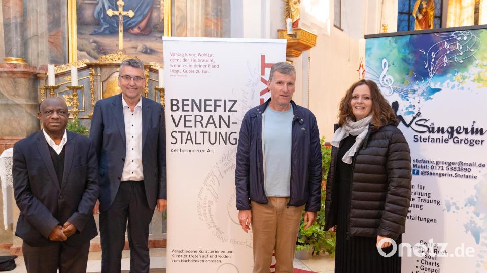 MUT-Benefizveranstaltung „Musik und Text“ für die Familie von Boris Meißner. Im Bild: Pfarrer Charles Ifemeje, Bürgermeister Franz Schöner fungierte als Schirmherr, Initiator Wolfgang Göldner und Sängerin Stefanie Gröger. Bild: Stefanie Gröger/exb