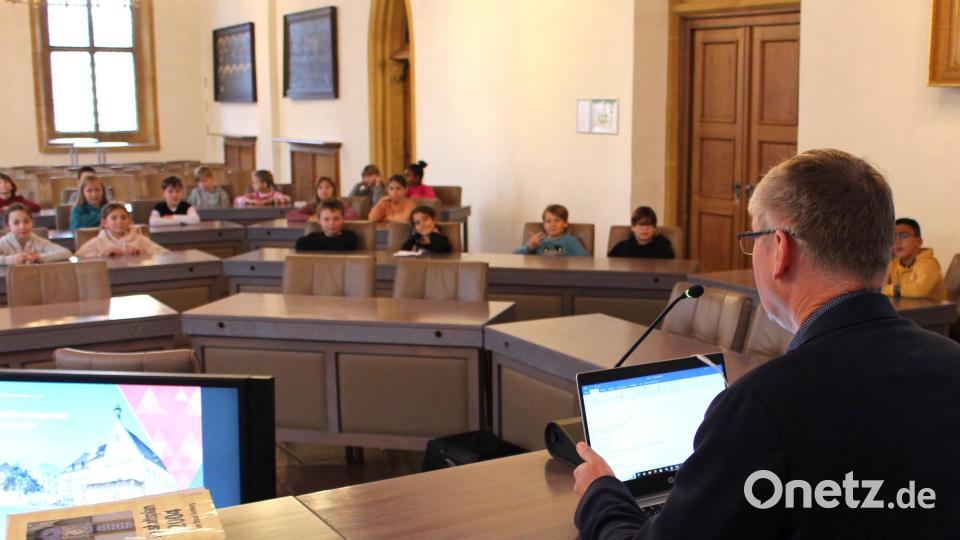 Ein besonderes Erlebnis, an dem die 4. Klassen mit großem Interesse und hoher Motivation teilnahmen. Der Lernort Rathaus und einen Bürgermeister hautnah erleben. Aber auch Bürgermeister Franz Badura war beeindruckt von den Übertrittsklassen der Dreifaltigkeits-Grundschule: &quot;Ganz tolle und aufmerksame Kinder&quot;. Bild: Dagmar Williamson