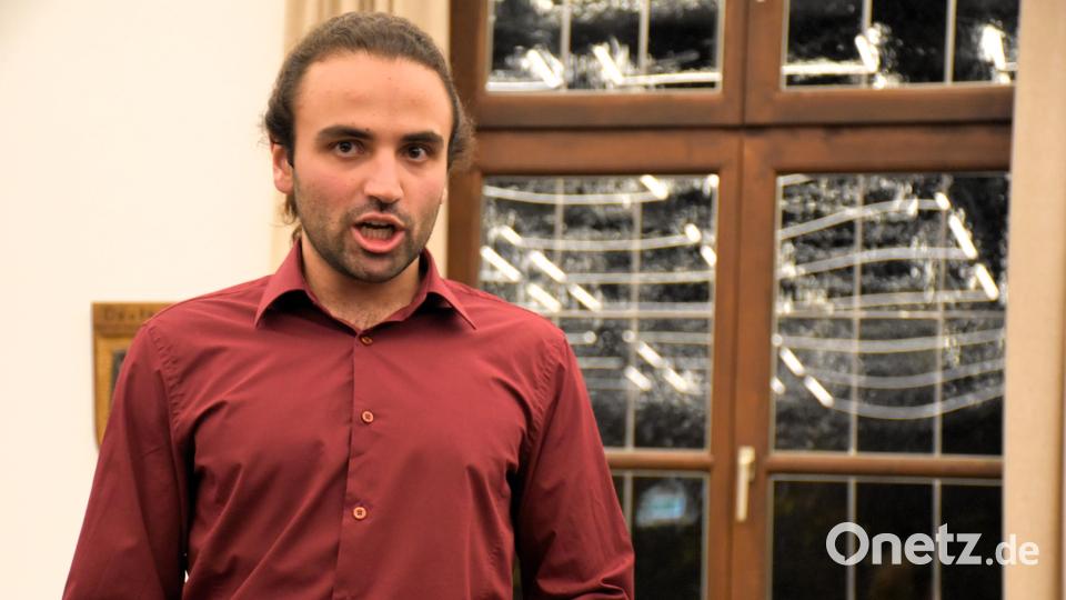 Adnan Barami, ehemaliger Schüler der Kreismusikschule und gefördert durch den Förderverein MUT, ist ein junger Tenor mit einer wunderbaren Stimme. Im schönen Sitzungssaal des Landratsamtes verzauberte er sein Publikum mit seiner Stimmgewalt und seiner Ausstrahlung. Bild: ubb